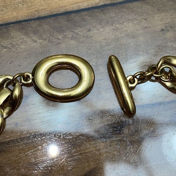 Gold tone choker toggle closure necklace - Picture 4 of 6